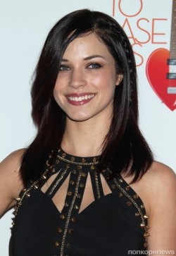 Alexis Knapp movies and biography.