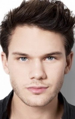 Jeremy Irvine movies and biography.