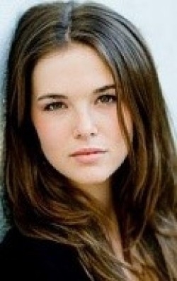 Zoey Deutch movies and biography.