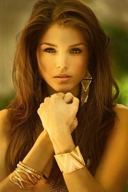 Marie Avgeropoulos - best image in biography.